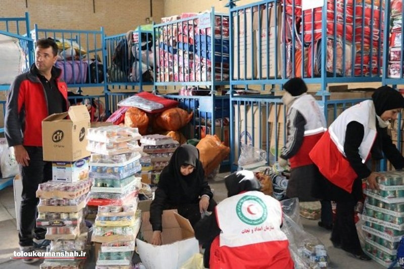 بسته های غذایی در روستاهای زلزله زده کرمانشاه توزیع شد