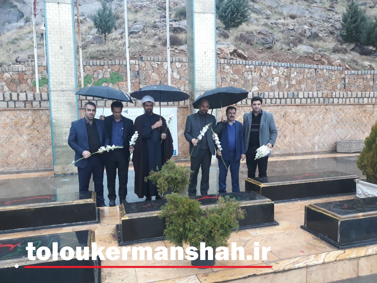گلباران مزارشهدای گمنام پارک کوهستان توسط سرپرست و مدیران شهرداری کرمانشاه