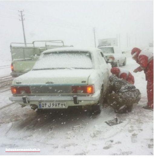 امدادرسانی به ۱۲ خودرو گرفتار شده در برف و کولاک