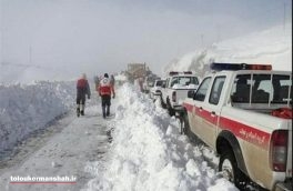 امدادرسانی به ۴۳۲ مسافرگرفتار در برف/آماده‌باش هلال احمرکرمانشاه
