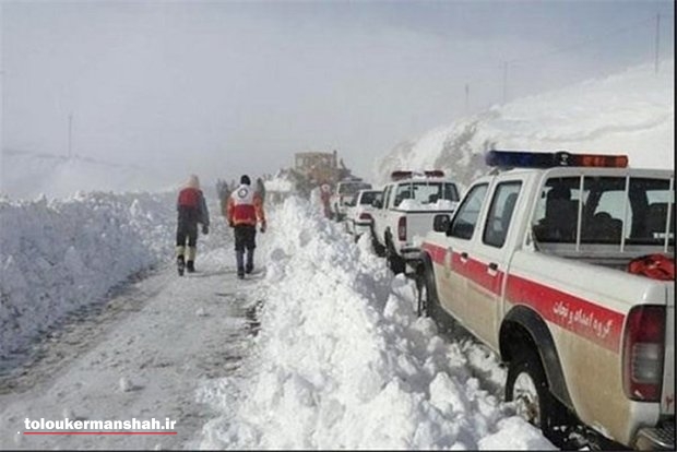 امدادرسانی به ۴۳۲ مسافرگرفتار در برف/آماده‌باش هلال احمرکرمانشاه