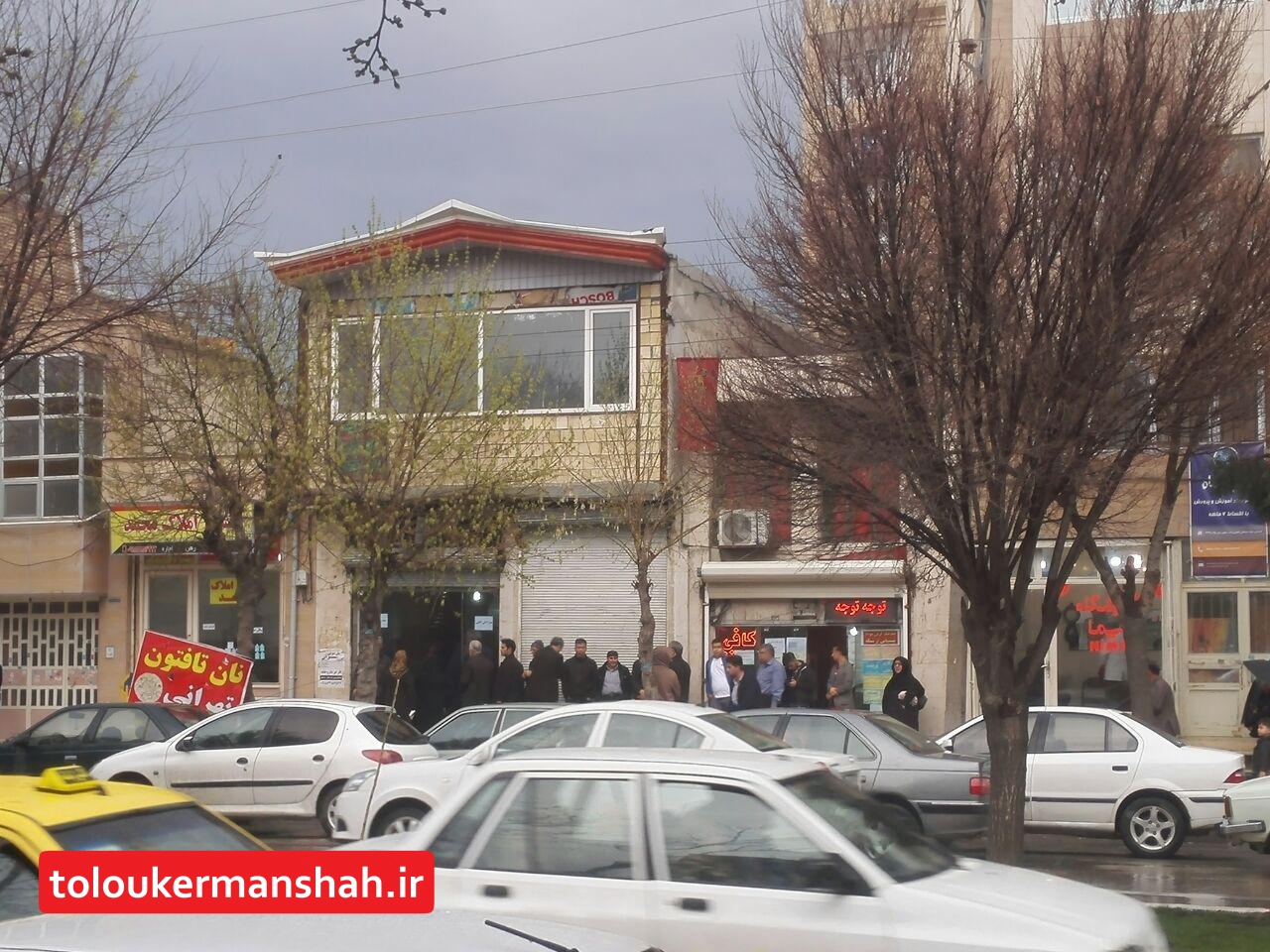صف‌های طولانی پمپ بنزین‌ها و نانوایی‌ها در کرمانشاه/ بالایی: مردم نگران نباشند