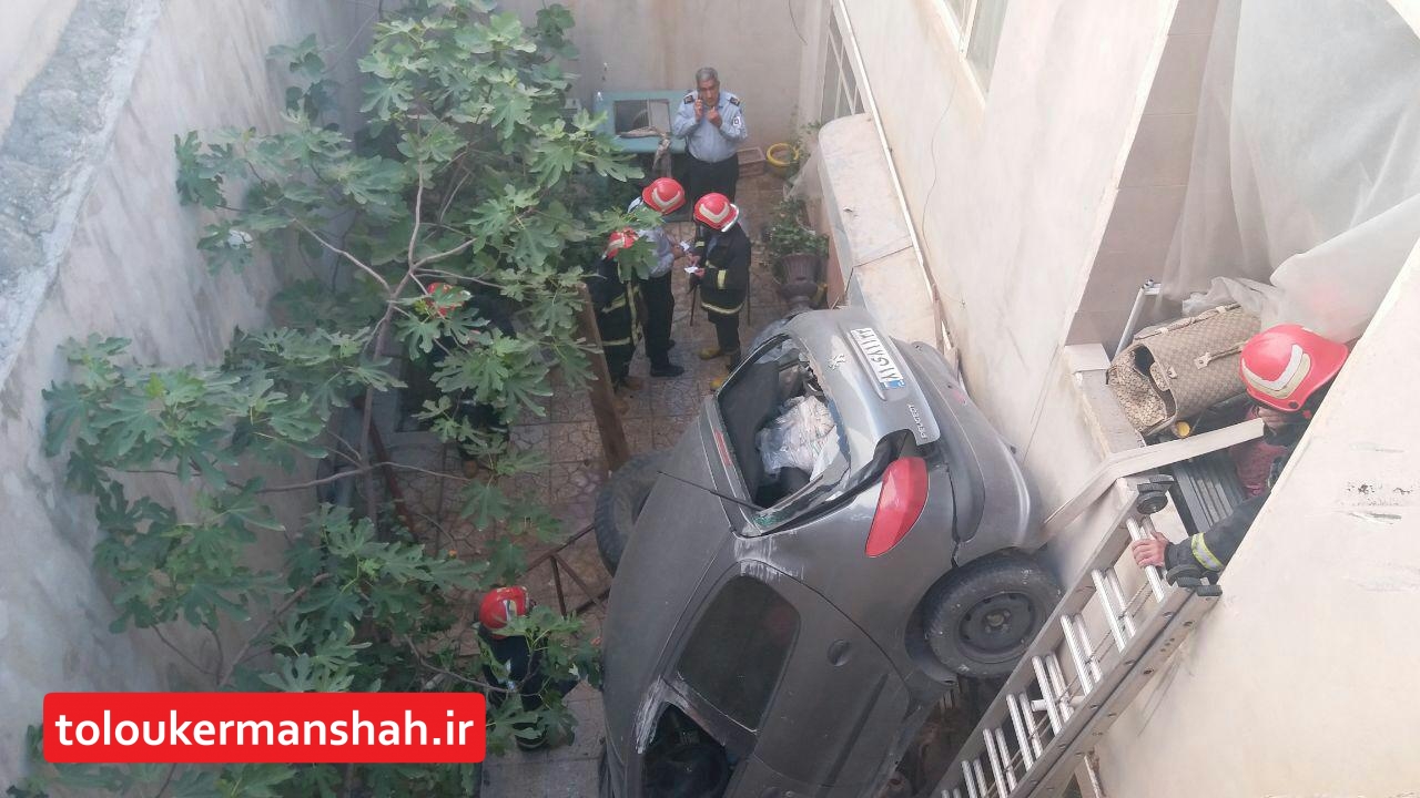 پرواز پژو در زیباشهر ! /سقوط یک دستگاه ۲۰۶ به حیاط خانه