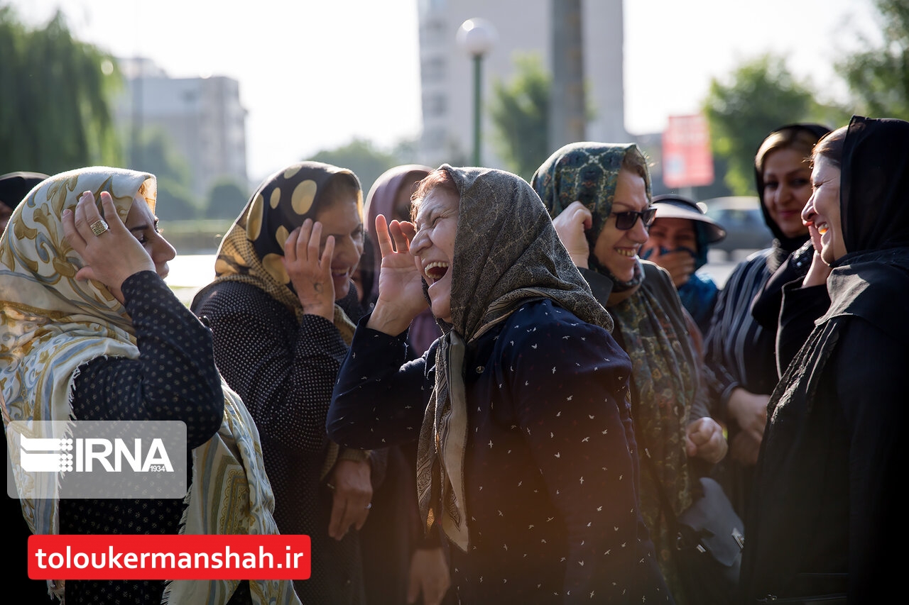 مراسم “خنده درمانی” بانوان کرمانشاهی در بوستان شبدیز برگزار شد