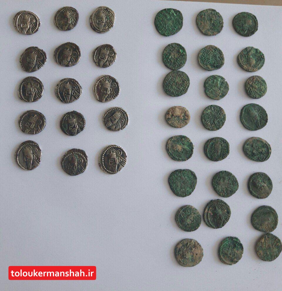 کشف سکه های قدیمی طلا در پی کنی ساختمان زلزله زده در سرپل ذهاب