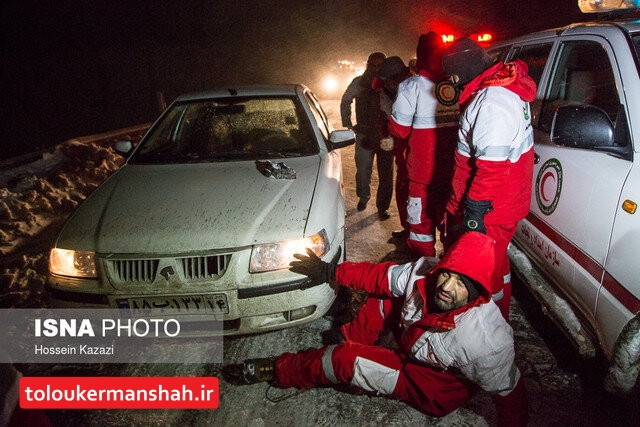 اسکان اضطراری ۴۸ مسافر گرفتار در برف در جاده‌های کرمانشاه