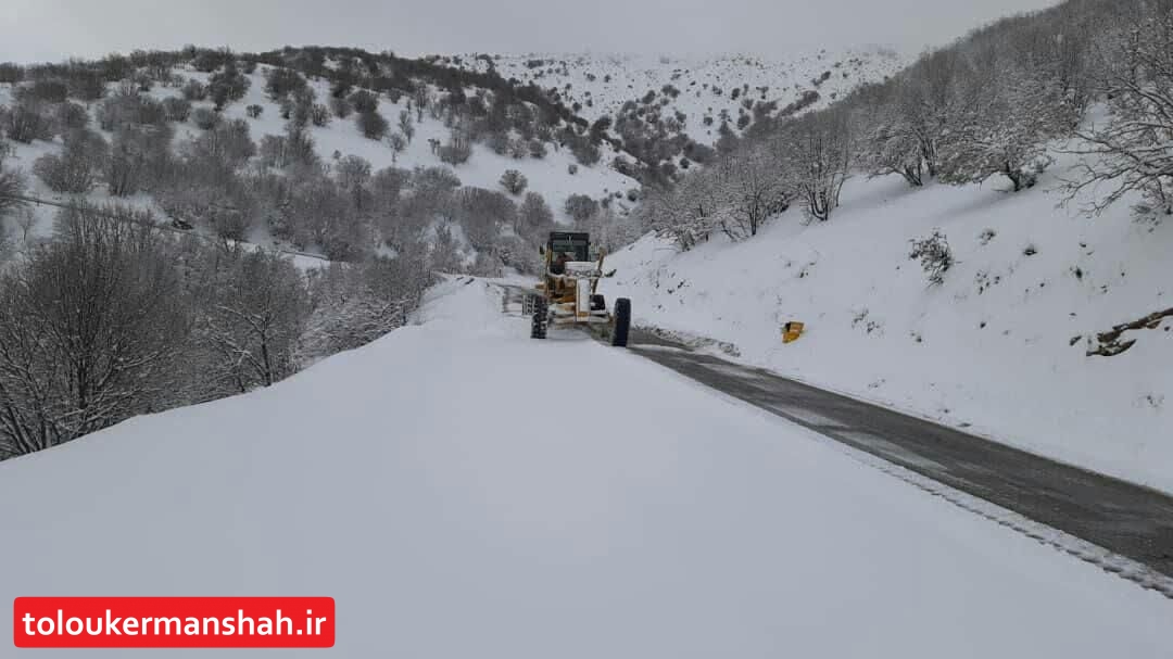 بارش برف راه ارتباطی ۲۵ روستای جوانرود را مسدود کرد