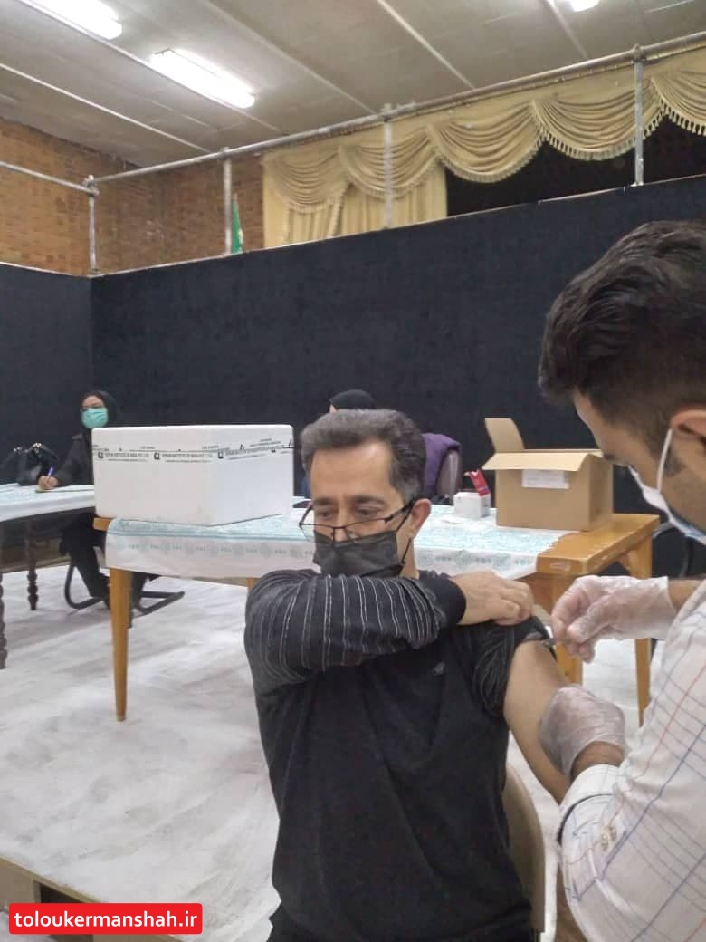 تزریق واکسن آنفولانزا در روز اول۱۰۰ طرح سلامت محور شهرداری کرمانشاه (گرامیداشت زنده یاد مهندس حاج علی حیدرکرمی )