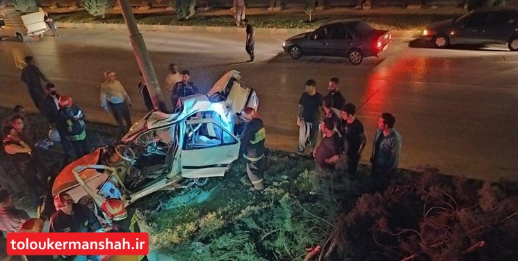 تصادف مرگبار سواری پژو با تیر چراغ برق در بزرگراه امام خمینی(ره) کرمانشاه