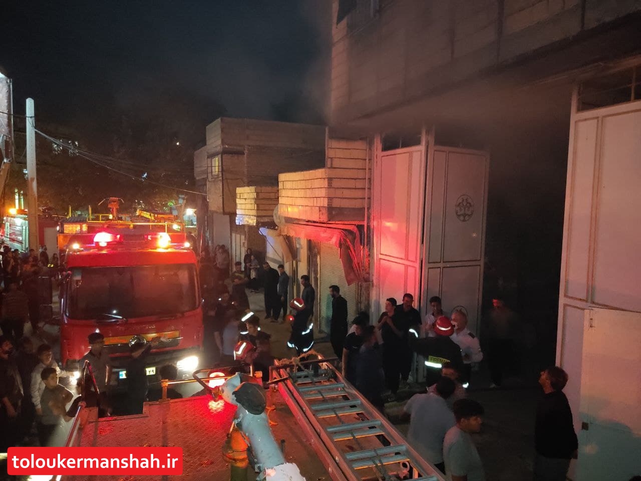 حریق منزل مسکونی در جعفرآباد کرمانشاه و نجات دو نفر از میان شعله های آتش