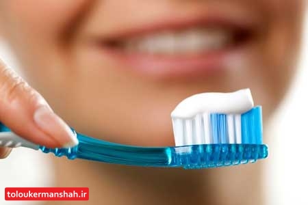 آیا باید زبان خود را نیز مسواک بزنیم؟