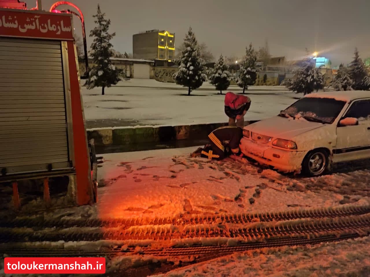 یدک‌کشی ۴۵ خودرو در برف/ ۱۰ درخت شکسته ایمن شد