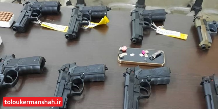 کشف ۳۲ قبضه اسلحه کلت جنگی از یک خودرو در کرمانشاه