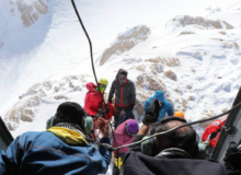 جسد کوهنورد کرمانشاهی پس از یک هفته از «پراو» به پایین کوه انتقال داده شد