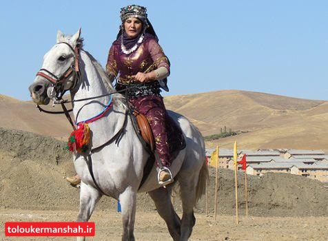 اختلاف نظرات برای محل برگزاری جشنواره اسب اصیل کرد بالا گرفت/نگرانی ها از نابودی زمین چمن در زیر سم‌ستوران
