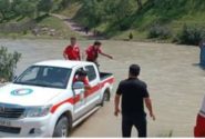 عملیات نجات خودروی گرفتارشده با ۶ نفر سرنشین آن از رودخانه زمکان