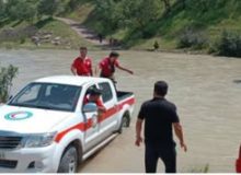 عملیات نجات خودروی گرفتارشده با ۶ نفر سرنشین آن از رودخانه زمکان