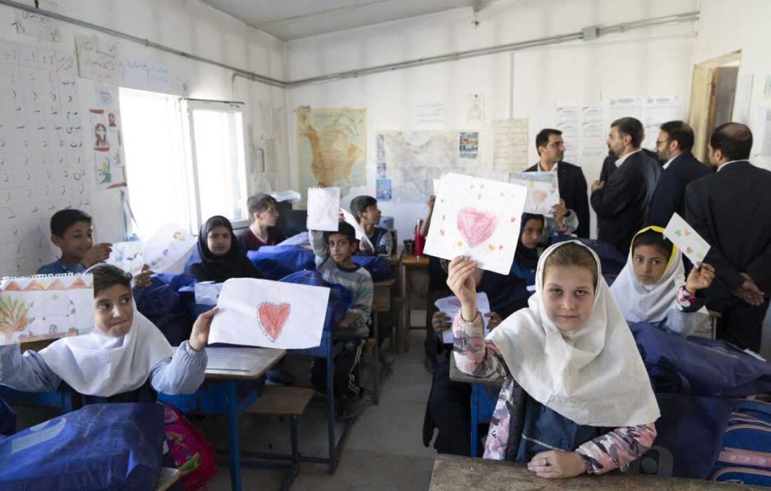 بانک صادرات کرمانشاه؛ همراه همیشگی مردم در مناطق محروم/از حمایت تحصیلی کودکان روستاهای دورافتاده تا آزادسازی زندانیان نیازمند