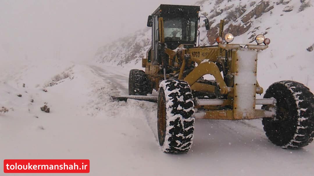 بارش برف راه ارتباطی ۴۵ راه روستای پاوه را مسدود کرد