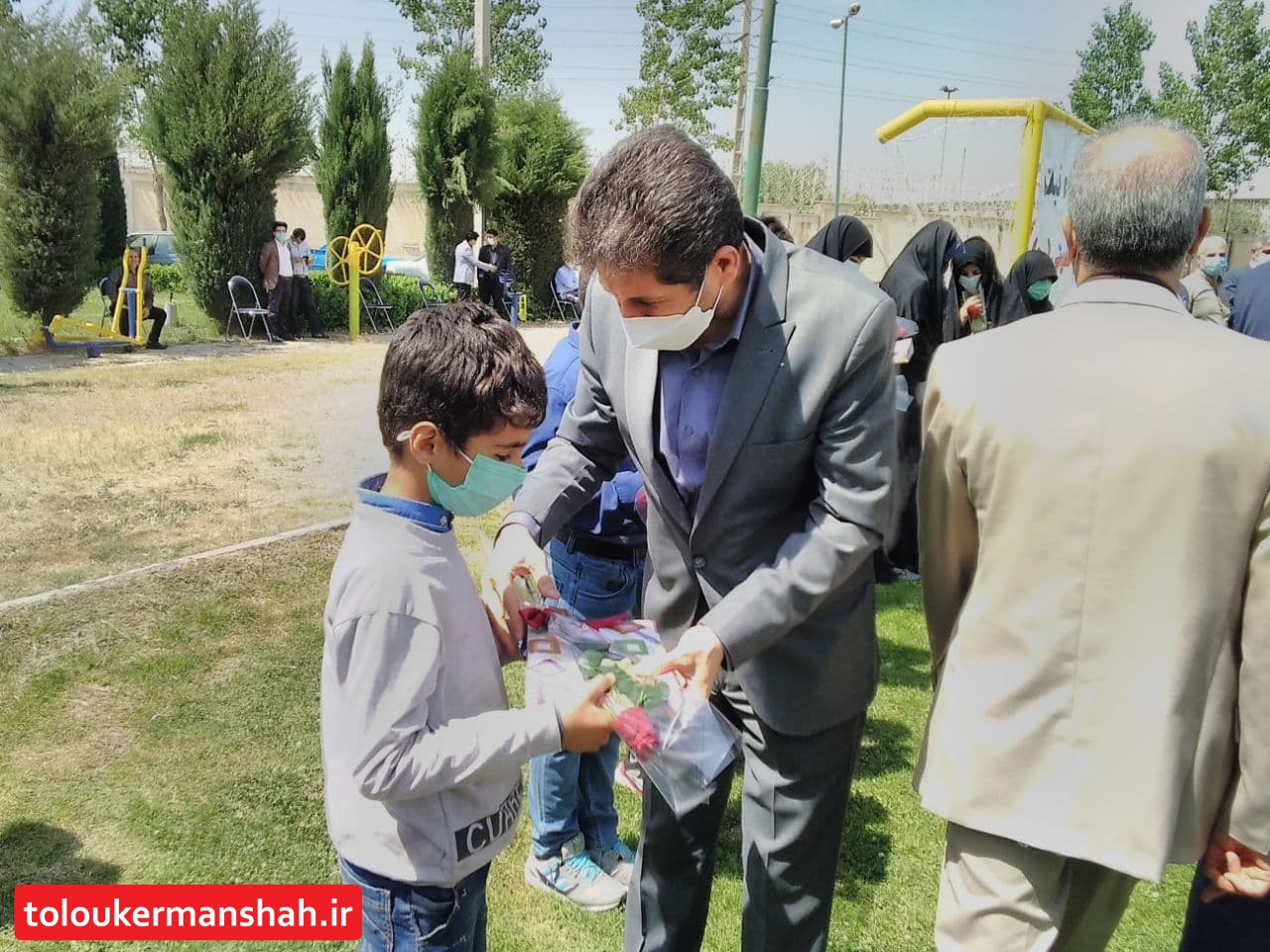 ۱۰۰۰ بسته معیشتی و ۵۰۰تبلت بین نیازمند و دانش آموزان کم برخوردار توزیع شد/ کرمانشاه با جذب بیش از ۴۰ هزار حامی رتبه اول کشور را کسب کرد