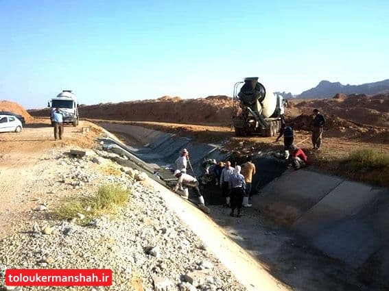 بازسازی ۵۵ متر کانال تخریب شده سمت راست (RMC ) شبکه انتقال آب سد زاگرس در شهرستان گیلانغرب