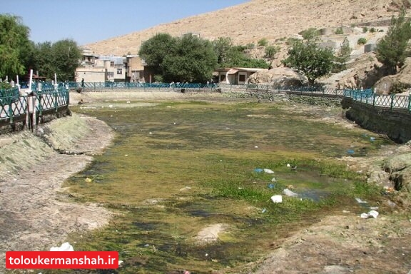 کاهش بازدید گردشگران از سراب روانسر به یک سوم