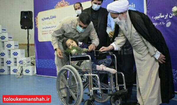 ستاد اجرای فرمان امام (ره) ۸۰دستگاه ویلچر به معلولان کرمانشاه اهدا کرد