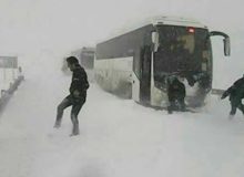 بارش برف و زمین‌گیر شدن اتوبوس قم به ایلام در کرمانشاه/ ۲۵ زائر عتبات عالیات اسکان داده شدند