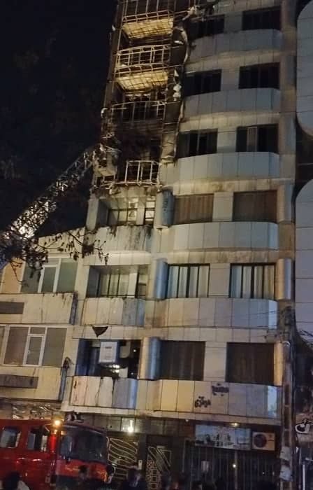 عملیات اطفاء آتش سوزی میدان مرکزی کمتر از ۲ ساعت بطول انجامید/ ورود خودروی پیشرو به محل حادثه ظرف مدت ۵ دقیقه