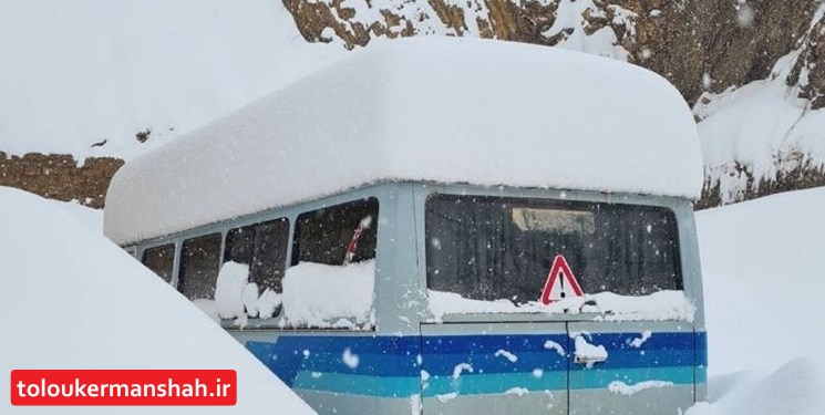 یک روز برفی و گرفتاری ۵۸۴ خودرو در جادههای کرمانشاه/ برف و یخزدگی مانع فعالیت فرودگاه نشده است