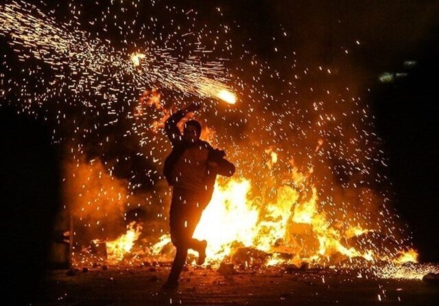 ۱۷ عملیات آتش‌نشانی در شب چهارشنبه سوری کرمانشاه/ ۳ خانه در آتش سوخت