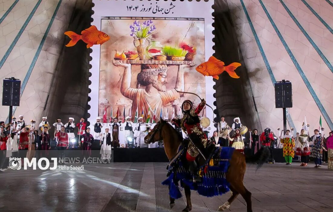 بانوی سوارکار کُرد با شعار صلح و امید آتش نوروز ۱۴۰۴ را روشن کرد