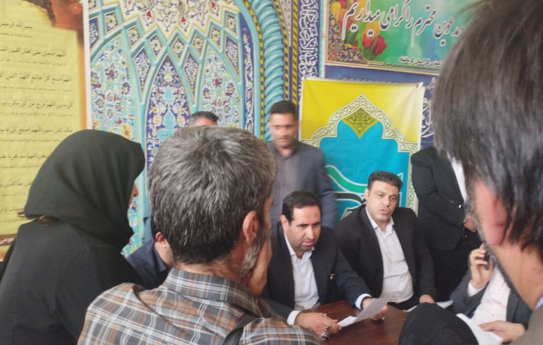 برپایی میز خدمت در دادسرای کرمانشاه/ دیدار چهره به چهره دادستان با مردم