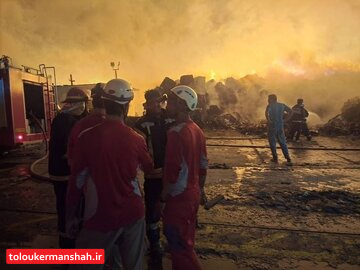 مهار حریق کارخانه تولید کارتن در کرمانشاه/۴ نفر مصدوم شدند